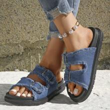 Sandales, sandales à franges et à boucle à semelle épaisse, élégantes et confortables pour femmes. Le design des glands reflète la mode et ajoute une sensation particulière à l'apparence globale. Une semelle épaisse et confortable ne fatiguera pas vos pieds après de longues marches.