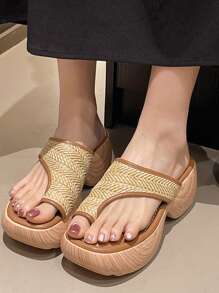 Damen Braune französische Urlaub Stil Stroh geflochtene Plattform Zehentrenner Sandalen mit dickem high-Heel und Zehring, Modische Lässig Römer Slipper