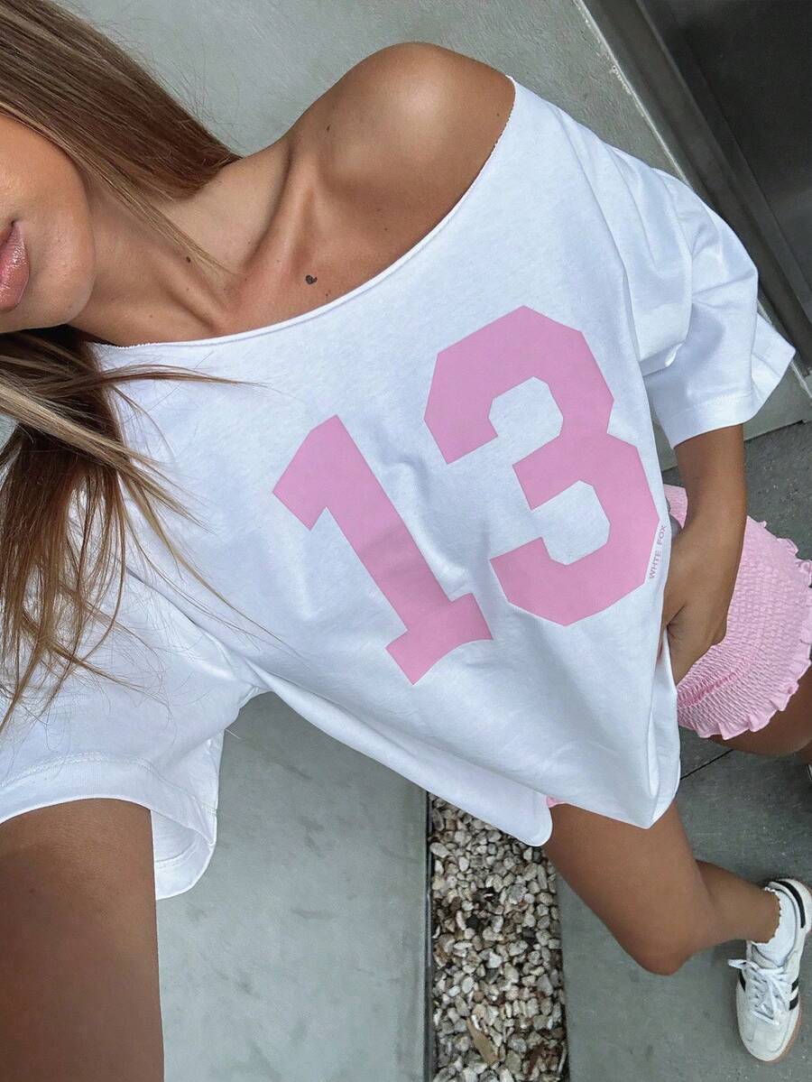 تي شيرت نسائي بأكمام قصيرة مرتخية على شكل خفاش، كتف غير متماثل، طباعة رقم 13 كبير الحجم، صيفي