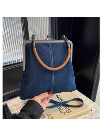 1 款时尚牛仔斜挎包，带扣封口和木质手柄，纯蓝色，多用途肩带，涤纶衬里，彩绘边缘 - 手工制作的女士通勤斜挎包