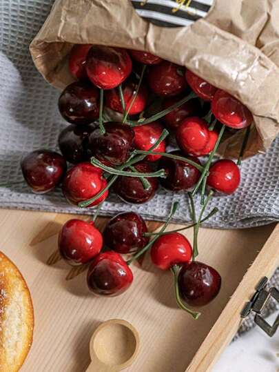 5/10/20 Adet Plastikten Yapılmış Simüle Kirazlar. Bu yapay kiraz meyveleri, ev, mutfak, parti masası dekorasyonları için sahte meyve sunumlarıdır. Ayrıca köpük malzemeden yapılmış simüle kirazlar da mevcuttur. Bunlar ev dekorasyonu, oturma odası dekorasyonu, fotoğraf aksesuarları, dekoratif aksesuarlar, dekoratif süsler, festival partileri ve hediyeler olarak kullanılabilir. Doğum günleri ve mezuniyetler gibi özel günler için uygundurlar.