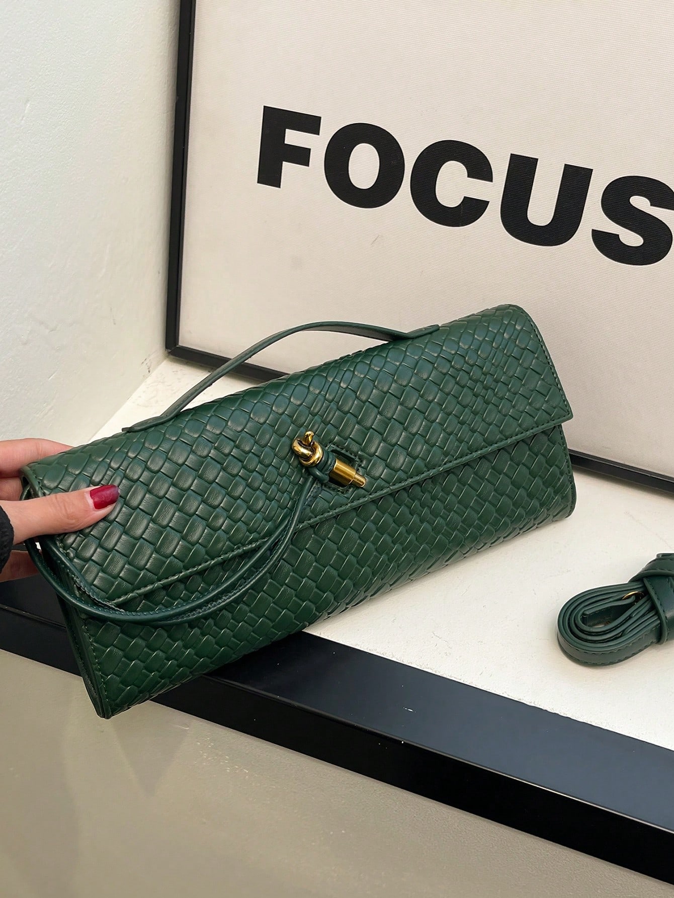 حقيبة يد كلاتش نسائية من قماش بنسيج مضفر من جلد ال...