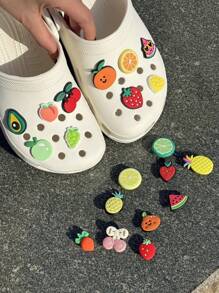20 pezzi, decorazioni a forma di deliziosi frutti per scarpe, fra cui fragole, pesche, angurie, ciliegie, arance e uva, adatte per zoccoli forati, sandali da spiaggia e infradito