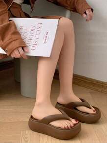 1 Pair Brown Thick Bottom Flip Flops, Suitable For Beach, Vacation, Commuting, Home, Office, Outdoor Wear, Lightweight & Comfortable Summer Sandals