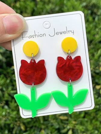 زوج من الأقراط المرصعة بالأزهار التوليبية الربيعية مع تصميم أوراق خضراء طازجة ، أنيق وحلو للتناسق