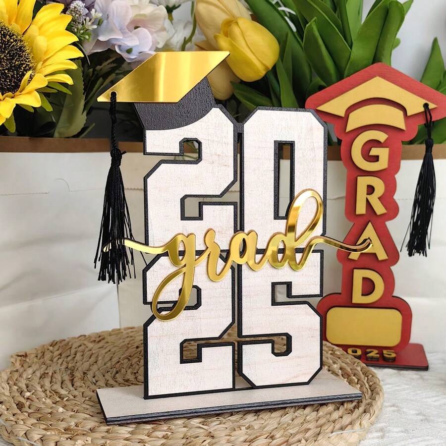 1 pièce, 8 * 6 po Décoration de fête de remise des diplômes 2025, ornement de bureau en bois et acrylique avec base de conception de mortier de graduation, choix parfait pour la décoration de fête de remise des diplômes, décoration de centre de table à manger, meilleur cadeau d'anniversaire et cadeau de remise des diplômes - Multicolore - Voir 1