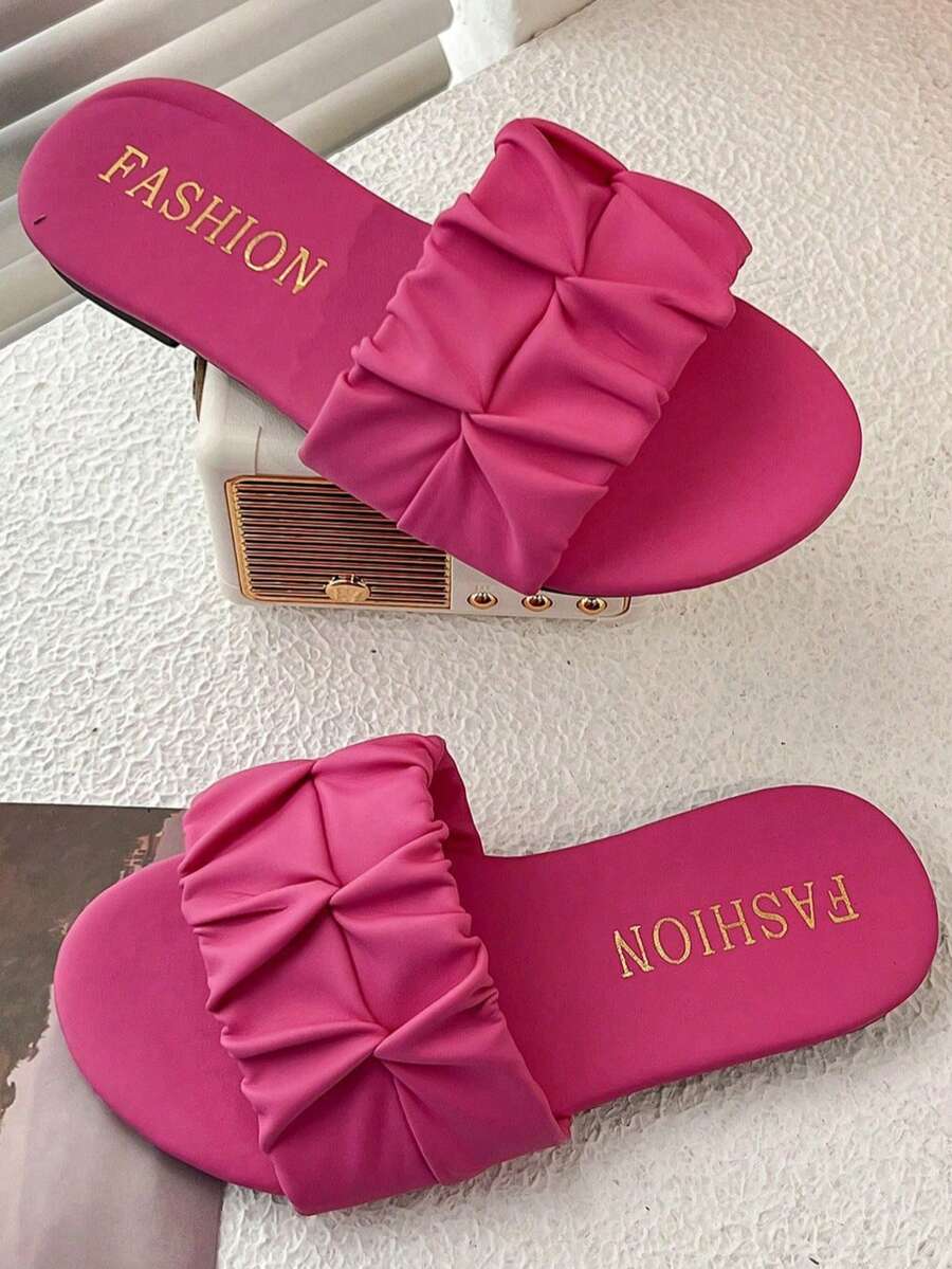 一双儿童/女童人字拖,酒红色鞋面,褶饰,鞋底印有“FASHION”字样。这是2025年夏季新品,风格简约时尚。这是一款InS风格软底休闲单肩童拖,适合3至12岁女童日常居家生活及短时间室内外活动穿着,既舒适又百搭。 - 酒紅色 - 查看 1