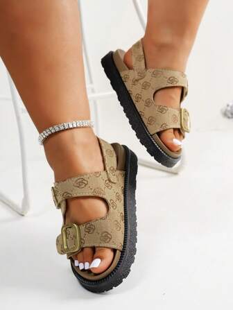 شبشب شاطئ بنعل سميك زخرفة إبزيم معدني وفتحة للأصابع