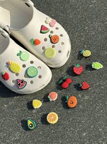 20 pezzi, decorazioni a forma di deliziosi frutti per scarpe, fra cui fragole, pesche, angurie, ciliegie, arance e uva, adatte per zoccoli forati, sandali da spiaggia e infradito