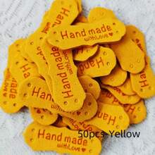 Juego de 15/25/50 etiquetas hechas a mano, etiquetas de microfibra de colores con corazón grabado a mano, etiquetas de ganchillo con agujeros para manualidades, tejido, costura, gorros, bolsos, ropa (10 colores) - Color aleatorio
