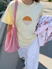 Camiseta de manga corta de cuello redondo casual con estampado de sol, simple y versátil. Nueva moda de verano cómoda. Camiseta gráfica para mujer en blanco y negro - Amarillo - Ver 1