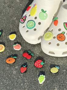 20 pezzi, decorazioni a forma di deliziosi frutti per scarpe, fra cui fragole, pesche, angurie, ciliegie, arance e uva, adatte per zoccoli forati, sandali da spiaggia e infradito