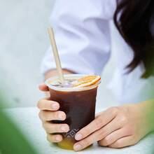 100支经典纯色一次性纸吸管，3种颜色可选，经久耐用，适用于节日派对、宴会、饮料配件