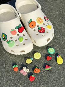 20 pezzi, decorazioni a forma di deliziosi frutti per scarpe, fra cui fragole, pesche, angurie, ciliegie, arance e uva, adatte per zoccoli forati, sandali da spiaggia e infradito