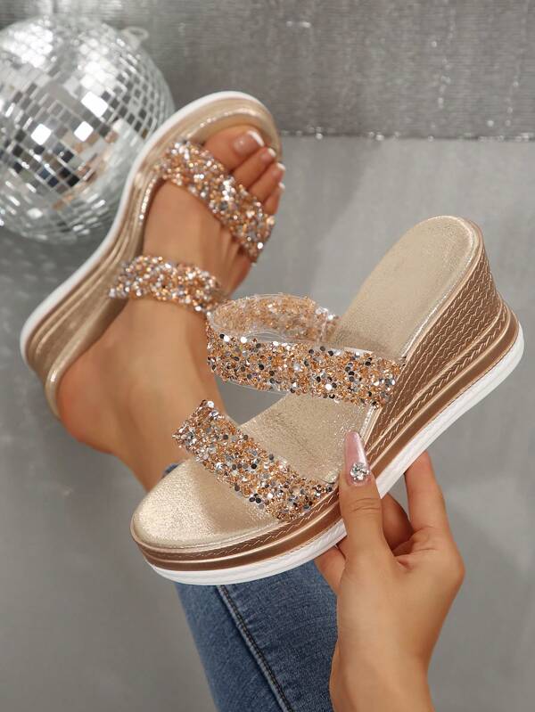Nouvelles sandales d'été pour femmes grandes tailles, confortables et simples. Avec des brides transparentes ornées de strass et un talon compensé. Style décontracté, mode plage et villégiature.