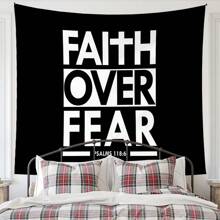 1 pezzo Arazzo in terylene con citazione ispiratrice religiosa "La fede vince la paura", decorazione da parete in bianco e nero con citazione biblica, per la casa, l'appartamento, il soggiorno, dimensioni 230 cm x 180 cm, arazzo con slogan cristiano