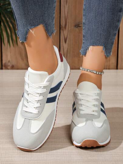 Novos calçados esportivos bicolores da moda de outono, feitos de material PU premium macio, confortável e respirável, cabedal bege clássico com listras azul-marinho contrastantes, elegantes e versáteis, confortáveis e duráveis, sola leve e antiderrapante, adequados para uso diário, deslocamento, encontros, passeios casuais e outras ocasiões, tênis esportivos casuais femininos