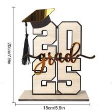 1 pièce, 8 * 6 po Décoration de fête de remise des diplômes 2025, ornement de bureau en bois et acrylique avec base de conception de mortier de graduation, choix parfait pour la décoration de fête de remise des diplômes, décoration de centre de table à manger, meilleur cadeau d'anniversaire et cadeau de remise des diplômes - Multicolore - Voir 2
