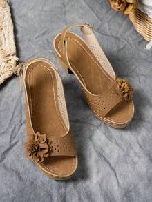 Giày cao gót nữ cổ điển có họa tiết hoa, phần trên thoáng khí khoét rỗng, khóa kim loại có thể điều chỉnh, đế dày hở mũi màu nâu phong cách đường phố mùa hè - Nâu nhạt - Xem 6