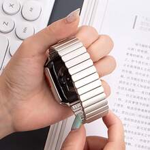 银色磁性不锈钢表带，纤薄金属表带，兼容苹果系列10、9 Ultra、8、7、SE、6、5、4、3、2、1代。时尚智能手表表带，不锈钢表链，适用于40mm、42mm、44mm、45mm、49mm、38mm、41mm、46mm表盘。男女通用，四季皆宜，时尚易戴。