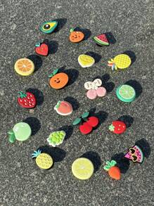20 pezzi, decorazioni a forma di deliziosi frutti per scarpe, fra cui fragole, pesche, angurie, ciliegie, arance e uva, adatte per zoccoli forati, sandali da spiaggia e infradito