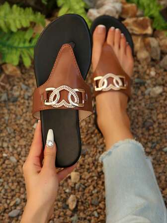 Plus Size Women's Fashionable Metal Decor Flip Flops, Casual Flat Beach Slippers For Outdoor