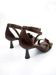 Sandalias diarias y de fiesta con cómodo tacón de aguja, con decoración de flor metálica, de color marrón chocolate, correa de tobillo de tela y punta cuadrada para mujer