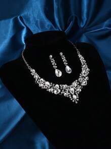Diadèmes et couronnes sont un ensemble de bijoux pour femmes. Diadèmes, boucles d'oreilles et colliers pour mariage. Ensembles de bijoux de mariée en cristal strass pour costume, anniversaire, soirée de remise des diplômes, cadeaux