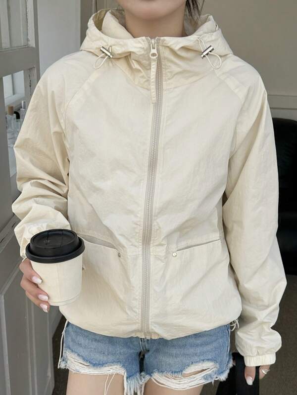 Veste à capuche décontractée polyvalente en tissu tressé avec fermeture éclair, rivets et poches, de couleur unie. Convient pour les trajets quotidiens, les sports et différents styles.