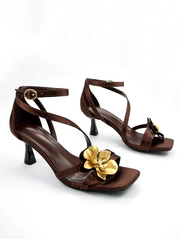 Sandalias diarias y de fiesta con cómodo tacón de aguja, con decoración de flor metálica, de color marrón chocolate, correa de tobillo de tela y punta cuadrada para mujer