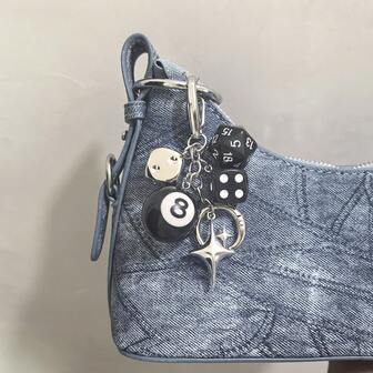 Svart 8-bollars tärningsberlock, handgjord gör-det-själv-hänge nyckelring, vintage-accessoar, väskdekor, nyckelring, bilbackspegel, biltillbehör, väskberlock, ryggsäck för skolstjärna, söt goth y2k-julklappsidéer, väsktillbehör, nyckelband med ID-hållare, biltillbehör, väskberlocker, biltillbehör, lärare, vän, syster