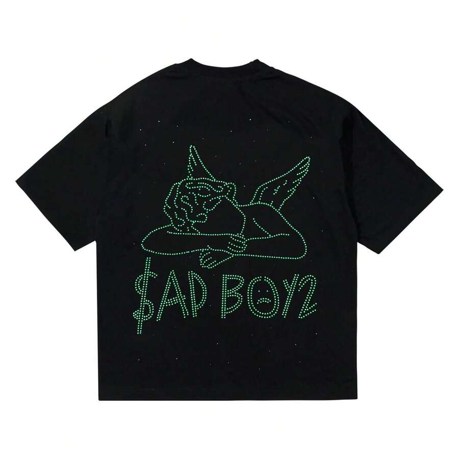 Mindora Collection 1 Playera con estampado de Sad Boyz de la colección PEPPER con diamantes de imitacion en color: rojo, rosa, plateado, azul marino, dorado, morado y verde, outfit brilloso de noche - Verde - Ver 1