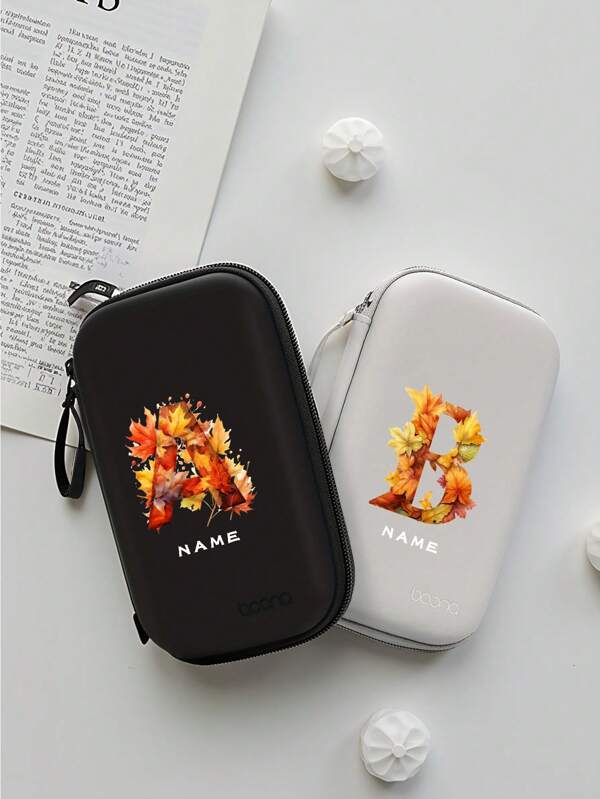 1 pièce Boîte de rangement numérique antichoc personnalisable avec motif de nom et de lettre en EVA, étui protecteur de disque dur en PU, gaine anti-chute pour disque dur portable 2,5 pouces, porte-câble de données avec sangle élastique, sac multifonction pour accessoires numériques pour entreprise et étudiant