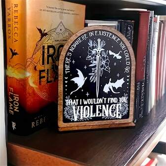 复古“不存在的暴力”第四翼书架标志 - 哥特式木制书架装饰，带有龙图案和圣剑设计，非常适合家庭、办公室或图书馆、书籍装饰、理想的生日礼物、返校礼物、毕业礼物，适合家人、朋友、老师和同事