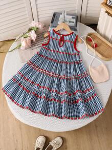 Vestido de cuadros azul y blanco vintage para niña, vestido de cuadros con estilo universitario retro con bajo de volantes en capas, dulce y lindo, con mini bolso a juego. La tela de cuadros azul y blanca se complementa con pequeños detalles de corazones rojos, creando un look de colegiala fresco y adorable. El diseño de volantes en capas le da una silueta fluida y dinámica