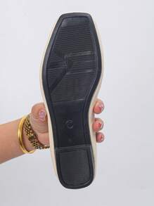 Chaussures plates à bout carré pour femmes, coupe large, à la mode, à porter au quotidien, avec chaîne en métal, basses, en PU beige, légères et confortables, pour l'extérieur, grande taille 36-43