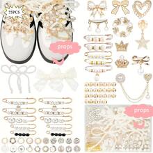 75 Stück gemischter Stil Pins, Socken Charms, Schuh Dekorationen, Schnürsenkel Charms, Damen Sneaker Schuh Ornamente, Socken Accessoires, Schleife Schuh Dekor Set und Brosche Set Schule Büro Accessoires Hemden Jacke Schmuck Halloween Kleidung Pin Lustig Süß Lehrer Geschenke Halloween Accessoires Lehrertag Kostüm Accessoires Tasche Charms Weihnachten
