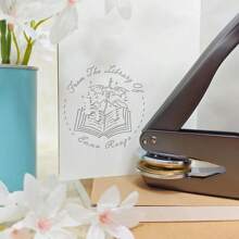 Timbro con logo personalizzato, timbro per biblioteca, regalo per amanti dei libri, ex libris di, appartiene a,Timbro per libri personalizzato/Timbro personalizzato dalla biblioteca di/Timbro per libri/Timbro per biblioteca/Regalo per amanti dei libri TIMBRO PER BIBLIOTECA/Timbro con logo personalizzato/Timbro per libri personalizzato dalla biblioteca/Timbro con motivi di montagna,Multifunzionale,Durevole,Ornamentale,Riutilizzabile,Raffinato,Elegante,Di alta qualità,Colorato,Moderno,Personalizzato,Unico