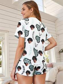 مجموعة بيجامة نسائية مخصصة قصيرة الأكمام والأشرطة ، مطبوع عليها صورة شخصية / بورتريه / وجه ، قماش خفيف وناعم وقابل للتنفس ، هدية للأصدقاء والشركاء وحفلات الأعياد وعيد الأم ، تشمل قناع نوم واحد - أبيض - مشاهدة 3