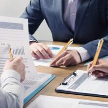 20 Stücke/Packung Bambus Holz Retraktable Kugelschreiber mit schwarzer Tinte 1mm, Nachfüllungen mit Gravur für Journaling, Geschenkset Stifte zum Schreiben, Büro- und Schulbedarf, Rückkehr zur Schule