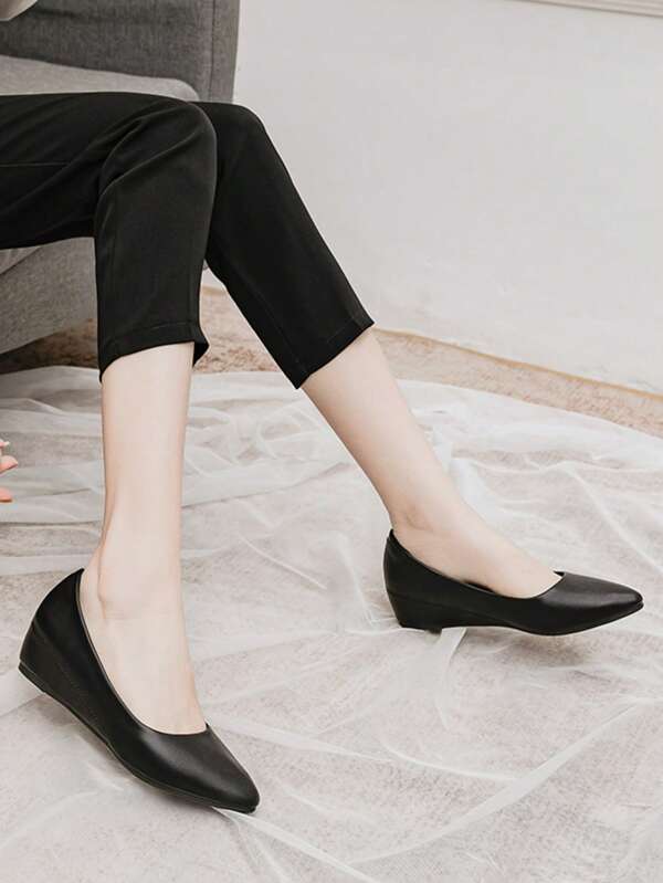 Zapatos profesionales de trabajo de mujer de tacón bajo con puntera afilada y altura interior aumentada, de estilo slip-on en color negro, para primavera/otoño