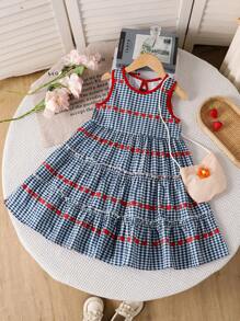 Vestido de cuadros azul y blanco vintage para niña, vestido de cuadros con estilo universitario retro con bajo de volantes en capas, dulce y lindo, con mini bolso a juego. La tela de cuadros azul y blanca se complementa con pequeños detalles de corazones rojos, creando un look de colegiala fresco y adorable. El diseño de volantes en capas le da una silueta fluida y dinámica