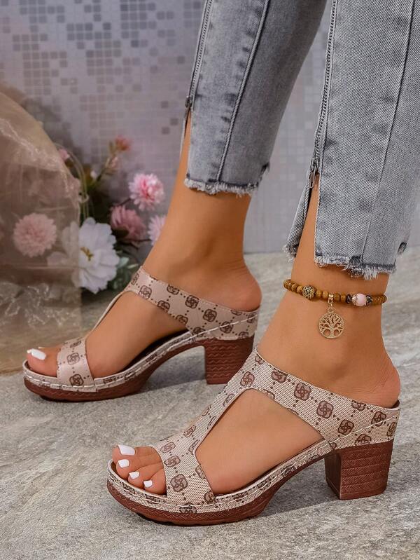 Sandales à talons hauts pour femmes, à bout rond, avec design tourbillonnaire, côtés ajourés, légères et confortables, convenant pour un port quotidien, les activités extérieures, les déplacements, le bureau, le campus, les soirées. Style tout-aller élégant et glamour pour l'été. Disponible en beige, gris et rose.