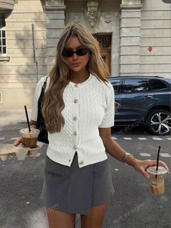 Vår/sommar Ny rund hals med knapp upp halvärm stickad cardigan topp för kvinnor, enkelt och minimalistiskt temperament, pendlingsstil kortärmad tröja