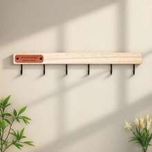 北欧风木质钥匙架，适用于玄关，简约自然木纹饰面，壁挂式设计，是收纳钥匙、太阳镜和小饰品的理想之选。这款钥匙架可轻松挂在墙上，方便整理日常必需品，其时尚永恒的设计使其成为家居装饰爱好者的完美礼物，兼具实用性和优雅气质。