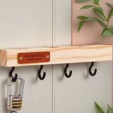 北欧风木质钥匙架，适用于玄关，简约自然木纹饰面，壁挂式设计，是收纳钥匙、太阳镜和小饰品的理想之选。这款钥匙架可轻松挂在墙上，方便整理日常必需品，其时尚永恒的设计使其成为家居装饰爱好者的完美礼物，兼具实用性和优雅气质。