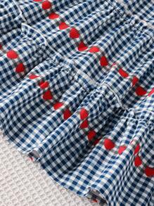 Vestido de cuadros azul y blanco vintage para niña, vestido de cuadros con estilo universitario retro con bajo de volantes en capas, dulce y lindo, con mini bolso a juego. La tela de cuadros azul y blanca se complementa con pequeños detalles de corazones rojos, creando un look de colegiala fresco y adorable. El diseño de volantes en capas le da una silueta fluida y dinámica