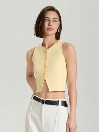 Chaleco corto tejido de cuello redondo con botones delanteros y sin mangas en color amarillo mantequilla