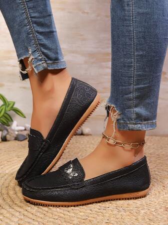 秋冬新款大码轻质软底穿孔平底鞋，百搭春夏一脚蹬鞋，优雅金属扣装饰，透气日常休闲通勤鞋，黑色蝴蝶扣，女士运动鞋