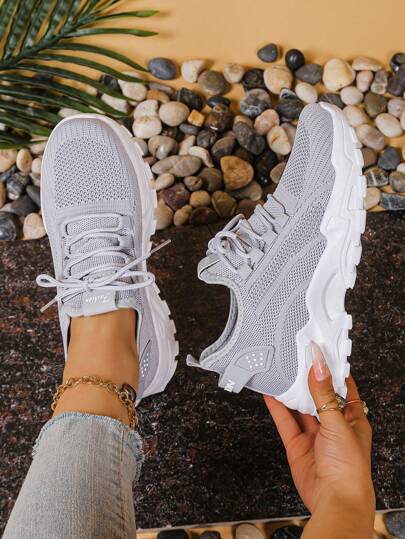 Zapatos deportivos de moda para mujer 2025, con parte superior de tejido transpirable y ligera, suela gruesa que aumenta la altura para piernas talla grande largas, cómodos y adecuados para todas las estaciones